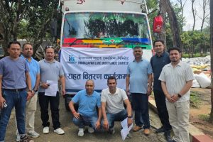 हिमालयन लाइफका कर्मचारीद्वारा रसुवा बाढीपहिरो पीडितलाई ८ लाख बराबरको राहत सहयोग