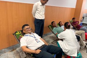 निजामती सेवा दिवसका कार्यक्रम स्थगित गर्दै सुनसरी जिल्ला अदालतमा रक्तदान