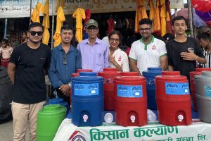 राधाकृष्ण रथयात्रामा भक्तजनलाई पानी वितरण